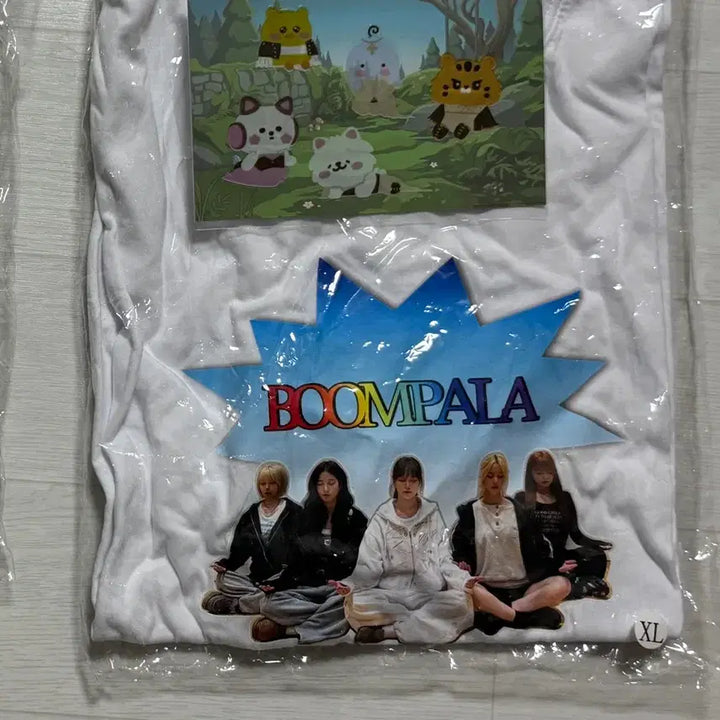 [BUNJANG] LE SSERAFIM Fan Meeting Boom Boom Pow T-shirt XL with Postcard Set / 르세라핌 공방 붐팔라 티셔츠XL 엽서