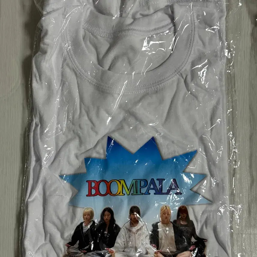 [BUNJANG] LE SSERAFIM Fan Meeting Boom Boom Pow T-shirt XL with Postcard Set / 르세라핌 공방 붐팔라 티셔츠XL 엽서
