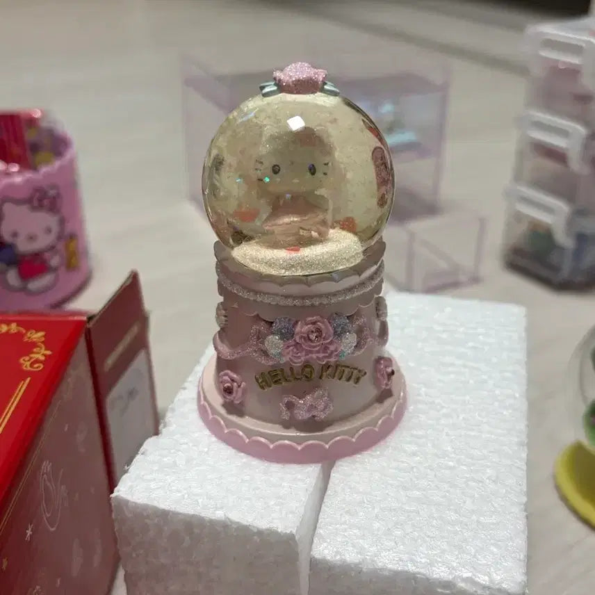 [BUNJANG] Sanrio 2023 Christmas Hello Kitty Snow Globe / 산리오 2023 크리스마스 헬로키티 스노우 글로브 스노우볼 s