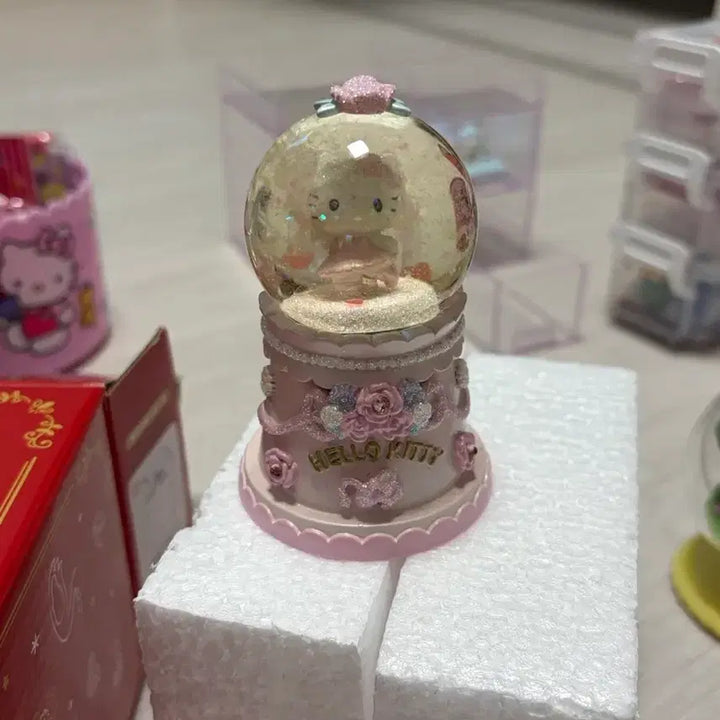[BUNJANG] Sanrio 2023 Christmas Hello Kitty Snow Globe / 산리오 2023 크리스마스 헬로키티 스노우 글로브 스노우볼 s