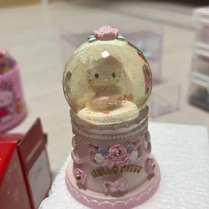 [BUNJANG] Sanrio 2023 Christmas Hello Kitty Snow Globe / 산리오 2023 크리스마스 헬로키티 스노우 글로브 스노우볼 s