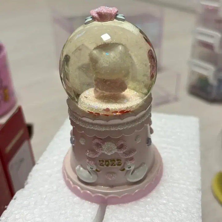[BUNJANG] Sanrio 2023 Christmas Hello Kitty Snow Globe / 산리오 2023 크리스마스 헬로키티 스노우 글로브 스노우볼 s