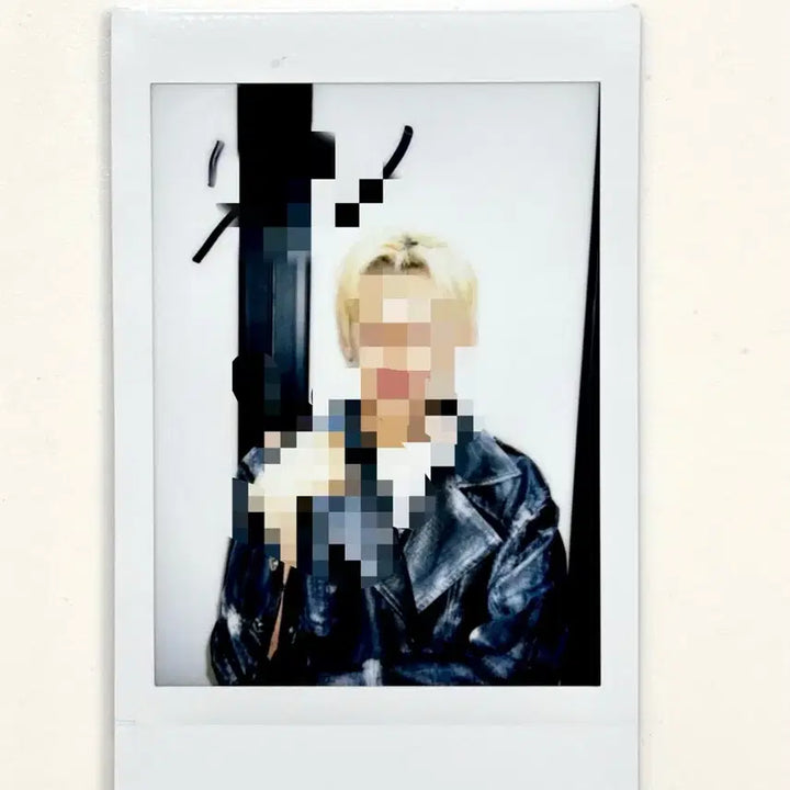 [BUNJANG] XLOV HYUN Signed Polaroid / XLOV HYUN 엑스러브 현 싸인 폴라로이드 싸폴 sign polaroid