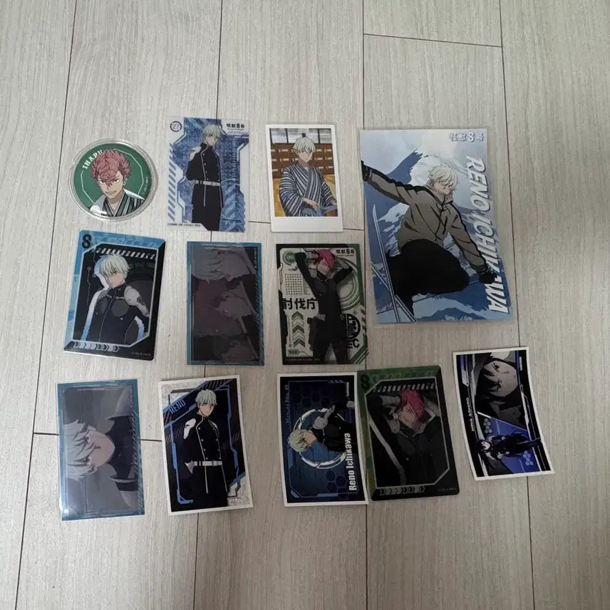 [BUNJANG] Kaiju No. 8 Reno &amp; Iharu Postcard &amp; Badge Bundle Set / (급처) 괴수 8호 레노, 이하루 엽서, 뱃지 일괄 판매