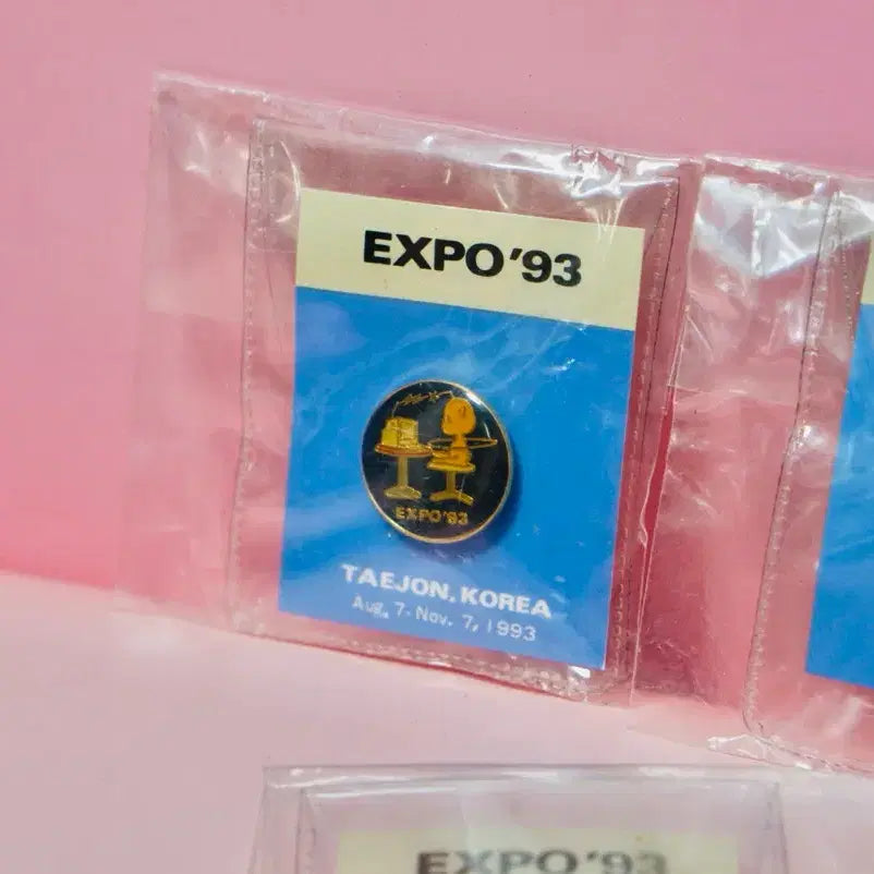 [BUNJANG] 1993 Daejeon Expo Original Badge 3-Piece Set / 대전 엑스포 93년 오리지널 뱃지 3종 세트 새제품 레트로 빈티지