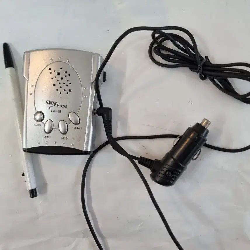 [BUNJANG] SkyFree GPS Receiver with Charging Cable / SkyFree GPS 수신기입니다사진에서 보시는 것처럼 구성품은 본체와 충전 케이블입니다간편하게 휴대하며 사용할 수 있는 제품이에요운전 중이나 야외 활동 시 유용하게 사용할