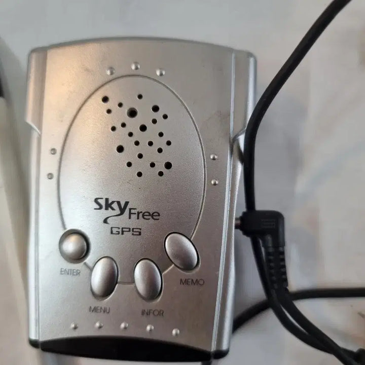 [BUNJANG] SkyFree GPS Receiver with Charging Cable / SkyFree GPS 수신기입니다사진에서 보시는 것처럼 구성품은 본체와 충전 케이블입니다간편하게 휴대하며 사용할 수 있는 제품이에요운전 중이나 야외 활동 시 유용하게 사용할