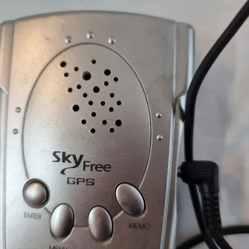 [BUNJANG] SkyFree GPS Receiver with Charging Cable / SkyFree GPS 수신기입니다사진에서 보시는 것처럼 구성품은 본체와 충전 케이블입니다간편하게 휴대하며 사용할 수 있는 제품이에요운전 중이나 야외 활동 시 유용하게 사용할