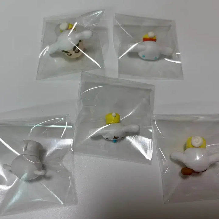 [BUNJANG] Bandai Crayon Shin-chan x Sanrio Cinnamoroll Hugcot Gacha Set (5 Types) / 반다이 짱구 x 산리오 시나모롤 허그코트 가챠 5종 풀세트