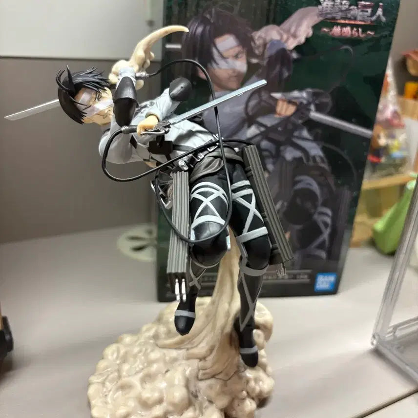 [BUNJANG] Attack on Titan Ichiban Kuji B Prize "Ground Roar" Levi Figure &amp; Levi/Eren Acrylic Stand Bundle Set / 진격의 거인 제일복권 B상 땅울림 리바이 피규어 리바이+에렌 아크릴 스탠드