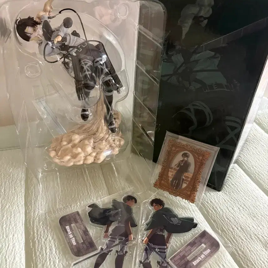 [BUNJANG] Attack on Titan Ichiban Kuji B Prize "Ground Roar" Levi Figure &amp; Levi/Eren Acrylic Stand Bundle Set / 진격의 거인 제일복권 B상 땅울림 리바이 피규어 리바이+에렌 아크릴 스탠드