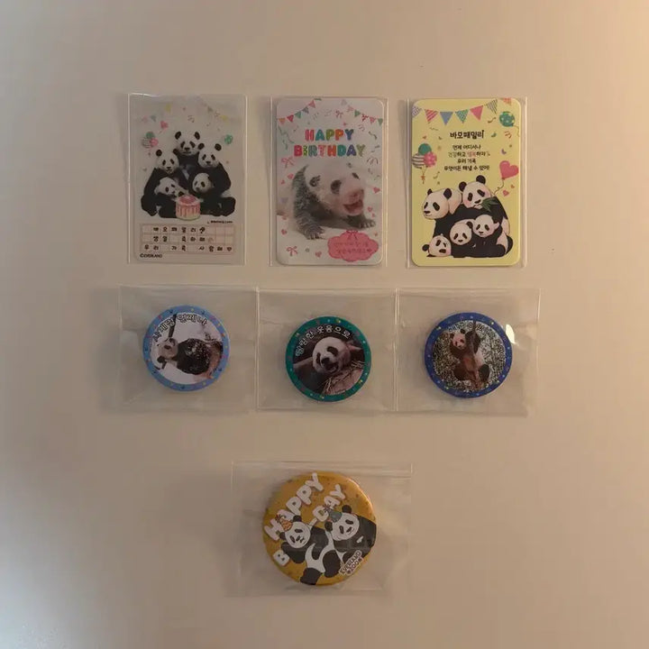 [BUNJANG] Everland Bao Family Cupcake Badge + 3 Photocards / 에버랜드 바오패밀리 컵케이크 뱃지 10~12일차 + 포토카드 3종 + 러바오 입장뱃지 세트