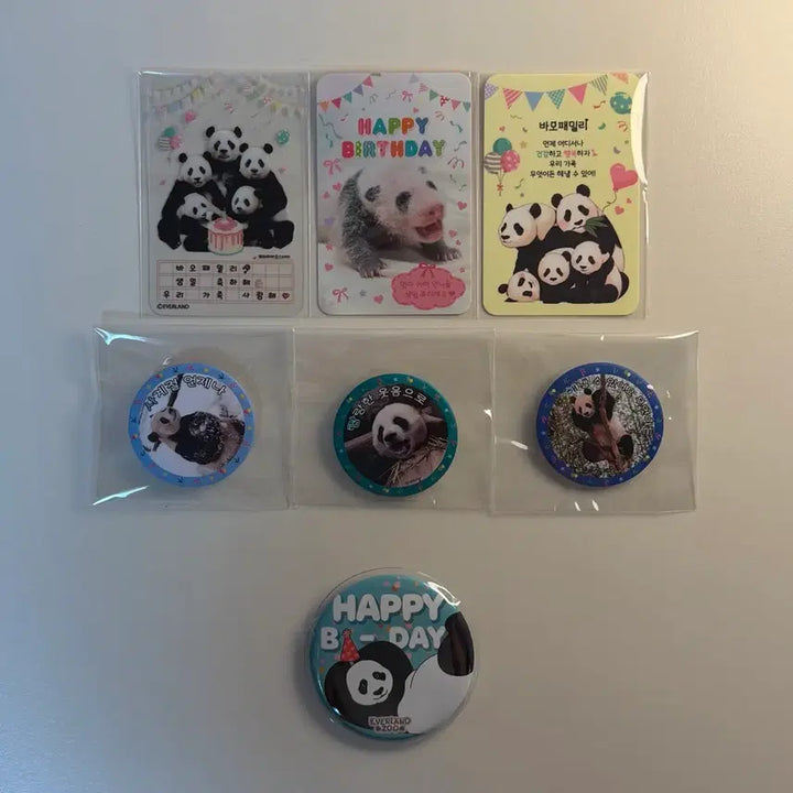 [BUNJANG] Everland Bao Family Cupcake Badge + 3 Photocards / 에버랜드 바오패밀리 컵케이크 뱃지 10~12일차 + 포토카드 3종 + 러바오 입장뱃지 세트