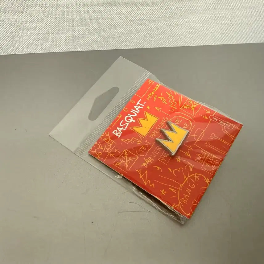 [BUNJANG] Basquiat Exhibition Crown Pin Badge / 바스키아 전시회 크라운 핀뱃지 판매합니다