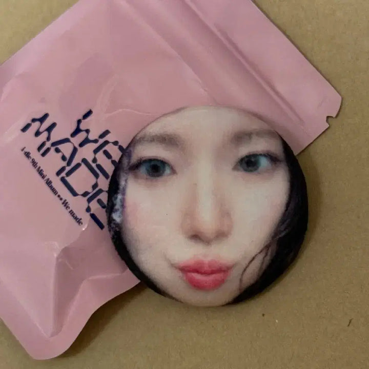 [BUNJANG]  (G)I-DLE We Made Minnie Official Studio Special Gift Mochi Pin Button Gimme Dat Love / 아이들 we made 슈화 공방 역조공 말랑이 핀버튼 Gimme Dat Love
