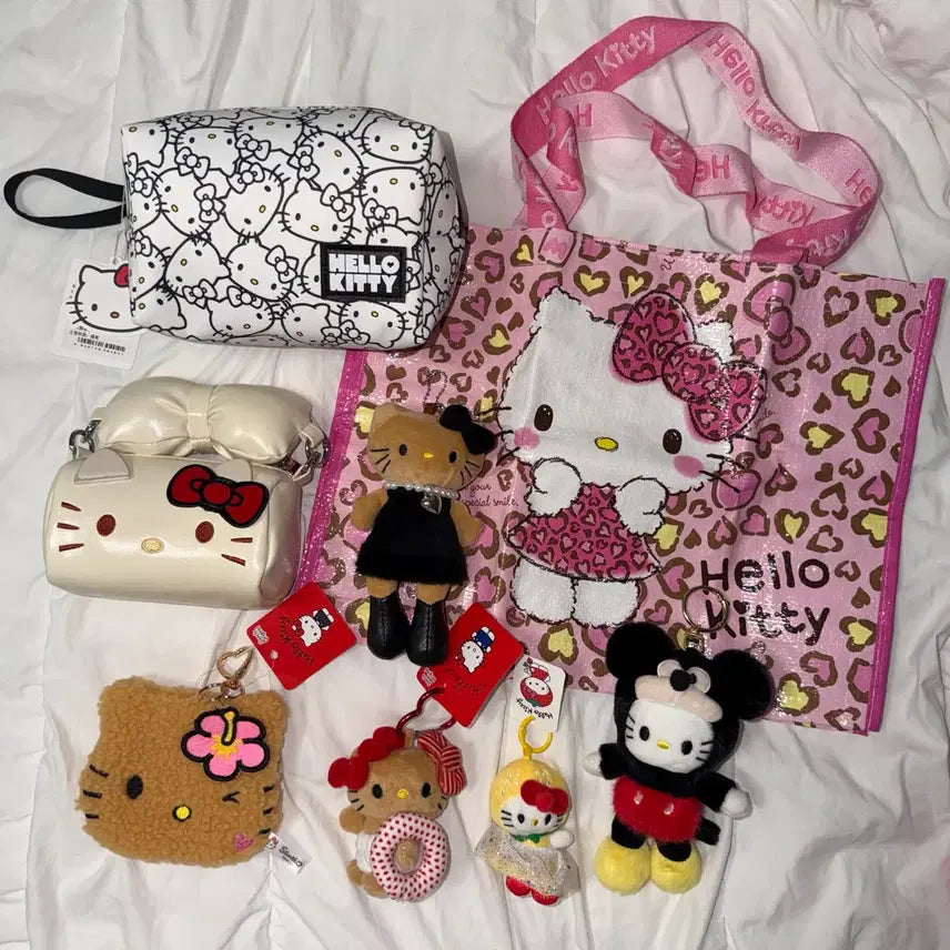 [BUNJANG] Sanrio Hello Kitty Pouch, Tarpaulin Bag, Cross Bag, Plush, Keychain Set / 산리오 헬로키티 키티 파우치 타포린백 크로스백 파우치 튜브 미키 딸기 인형 키링 새상품