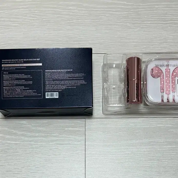 [BUNJANG] WakeMake Hello Kitty Edition Healthy Glow Balm Stick Lipstick &amp; Earphones Set / 웨이크메이크 헬로키티 에디션 헬시 글로우 밤 스틱 립스틱 이어폰 세트