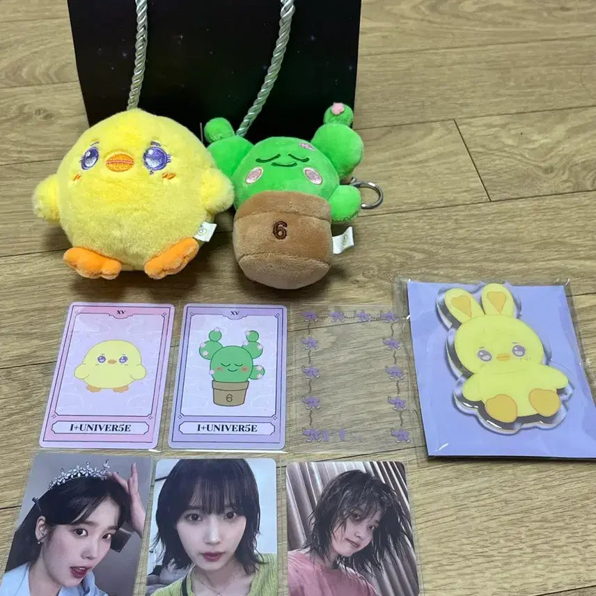 [BUNJANG] IU 2023 Fan Concert Goods Bundle (Including IU Universe Doll, Photocard, Grip Tok) / 아이유 2023 팬콘 역조공 굿즈 전체 아이유니버스 인형 포카 그립톡 포함