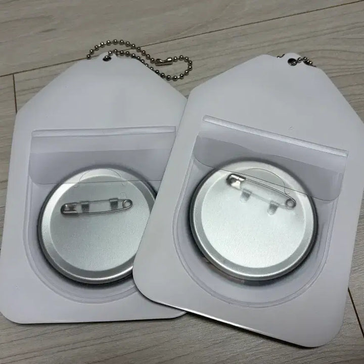 [BUNJANG] Haikyuu!! Miya Osamu, Miya Atsumu Can Badge &amp; Holder Set / 하이큐 미야 오사무, 미야 아츠무 캔뱃지+홀더