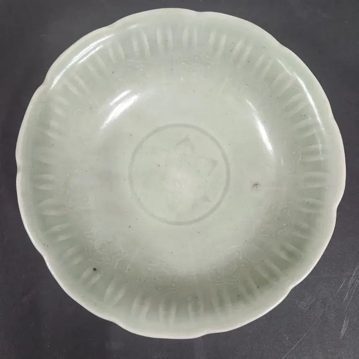 [BUNJANG] Yuan-Ming Dynasty Longquan Celadon Dish with Peach Blossom Motif / 중국도자기               원말~명초 용천요 화형 도문 반