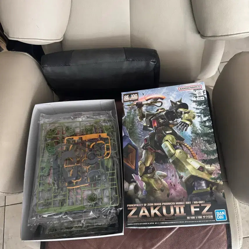 [BUNJANG] Bandai RE/100 Zaku II FZ 1/100 Scale Model Kit / RE/100 자쿠 2 fz 신품 판매 0080 건담