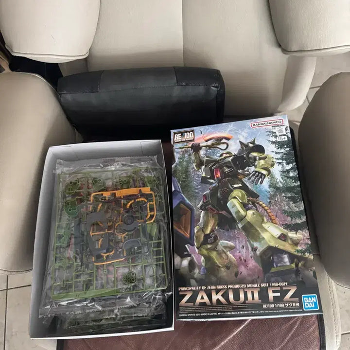 [BUNJANG] Bandai RE/100 Zaku II FZ 1/100 Scale Model Kit / RE/100 자쿠 2 fz 신품 판매 0080 건담