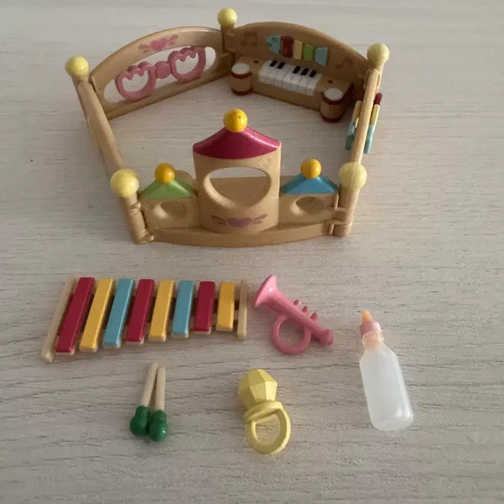 [BUNJANG] Sylvanian Families Vintage Rare Playpen Set with Musical Instruments, Baby Bottle, Jewel Ring, Xylophone, and Trumpet / 올드)단종)레어)실바니안 플레이펜(놀이울타리 놀이방)과 악기 젖병 보석반지 실로폰 나팔