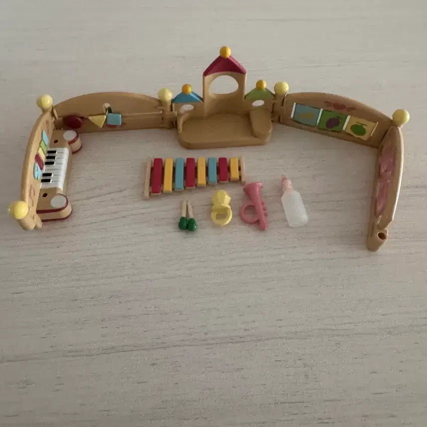 [BUNJANG] Sylvanian Families Vintage Rare Playpen Set with Musical Instruments, Baby Bottle, Jewel Ring, Xylophone, and Trumpet / 올드)단종)레어)실바니안 플레이펜(놀이울타리 놀이방)과 악기 젖병 보석반지 실로폰 나팔