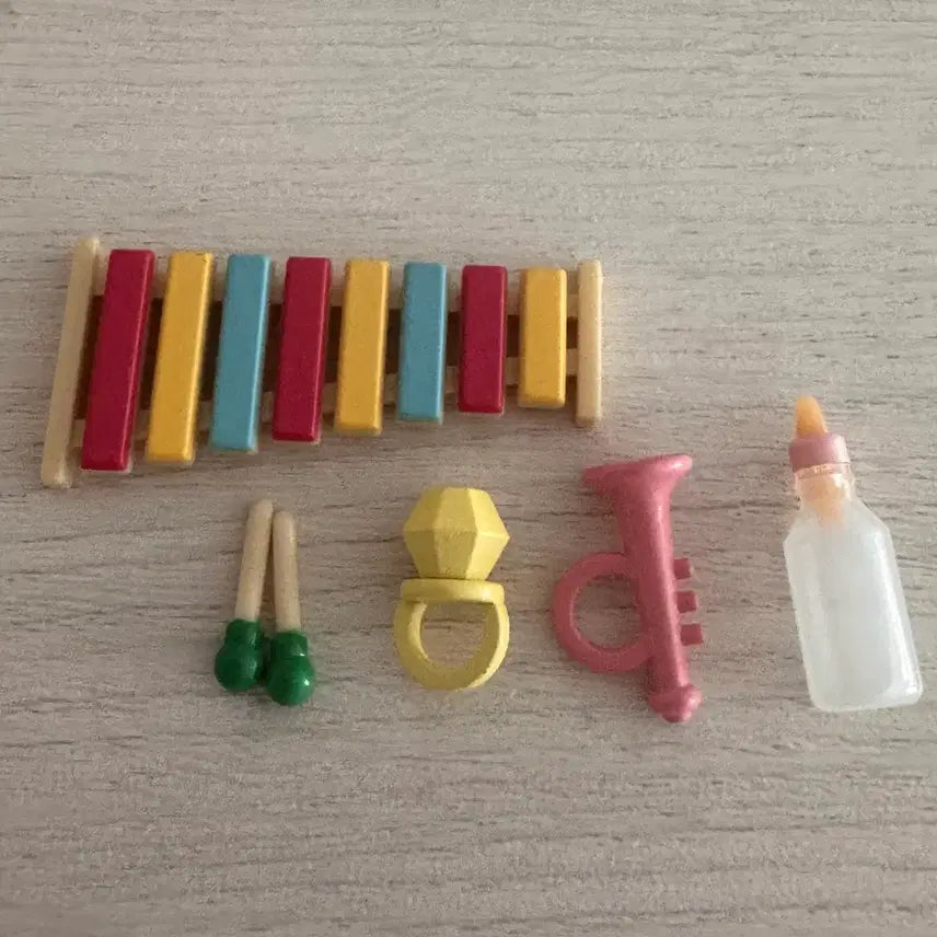 [BUNJANG] Sylvanian Families Vintage Rare Playpen Set with Musical Instruments, Baby Bottle, Jewel Ring, Xylophone, and Trumpet / 올드)단종)레어)실바니안 플레이펜(놀이울타리 놀이방)과 악기 젖병 보석반지 실로폰 나팔