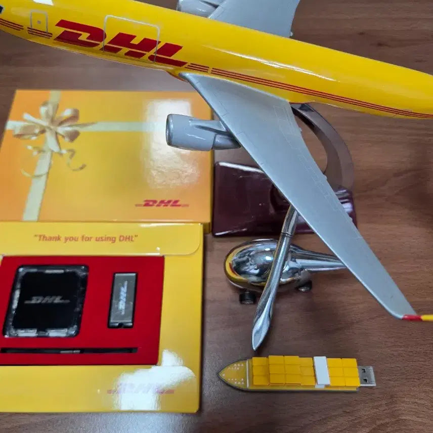 [BUNJANG] DHL Aircraft Model Set with USB / DHL 항공기 모형 세트 USB 포함