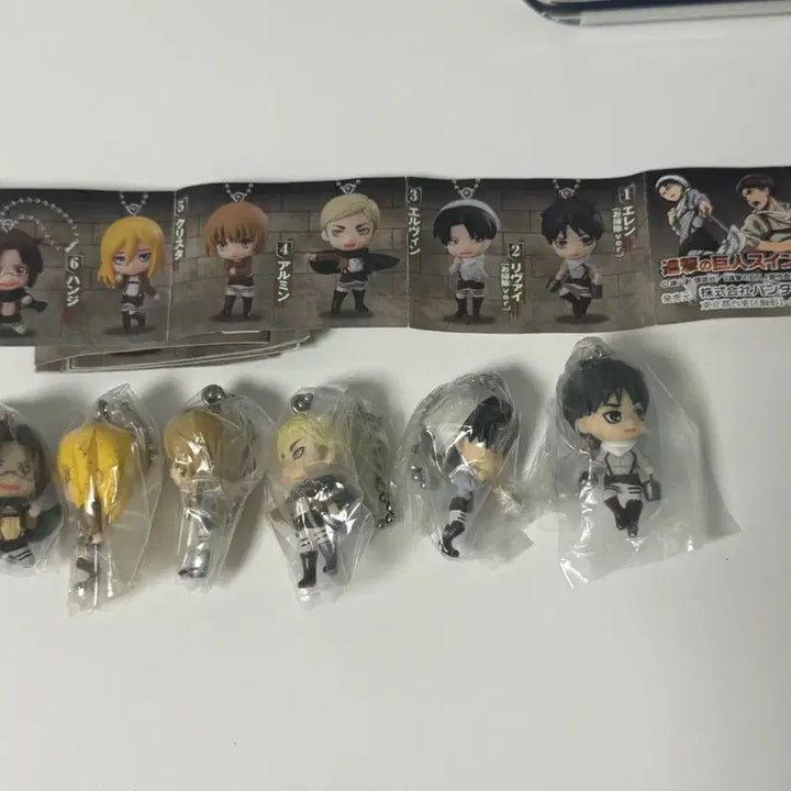 [BUNJANG] Attack on Titan Gacha Cleaning Swing Keychain Full Set (Sealed) / [미개봉] 진격의거인 진격거 가챠 피규어 전종 청소 스윙 키링