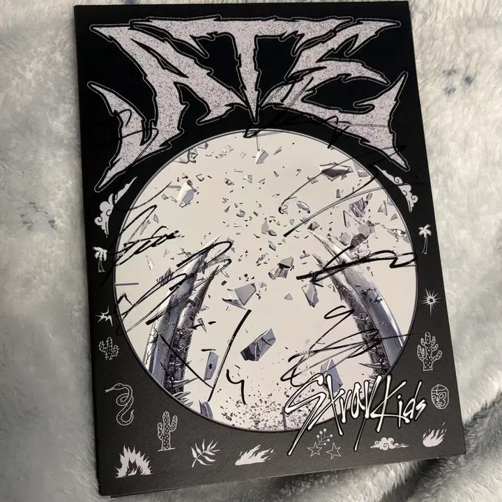 [BUNJANG] Stray Kids "Ate" Album with All Member Signatures / (비매) 스키즈 에이트 칙칙붐 전멤버 사인 앨범