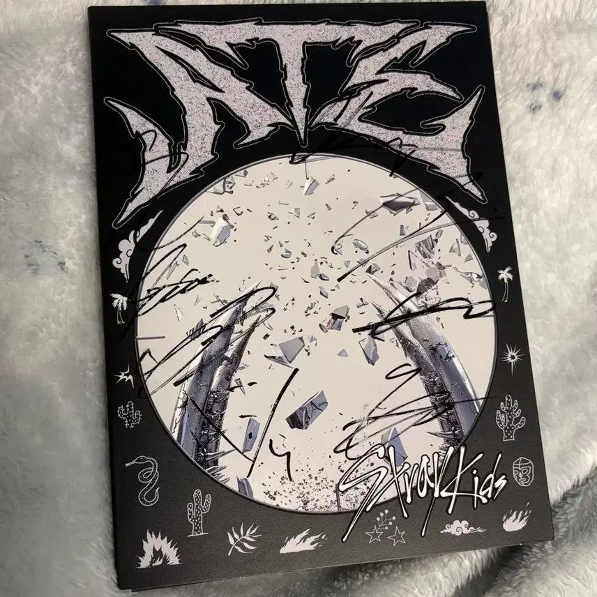 [BUNJANG] Stray Kids "Ate" Album with All Member Signatures / (비매) 스키즈 에이트 칙칙붐 전멤버 사인 앨범