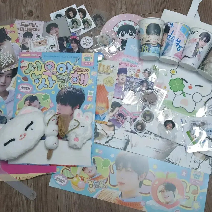 [BUNJANG] Sunwoo Birthday Cafe Set Photocard, Doll, Fan, Slogan, Poster, Eco Bag, Keychain, Sticker, Uchiwa / 선우 생카 세트 비공식 포카 인형 부채 슬로건 포스터 에코백 키슈 키링 스티커 우치와