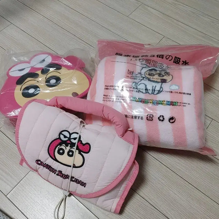 [BUNJANG] Crayon Shin-chan Bathrobe, Travel Pouch &amp; Tote Bag Bundle Set / 짱구 목욕가운&amp;여행용파우치&amp;토트백 일괄