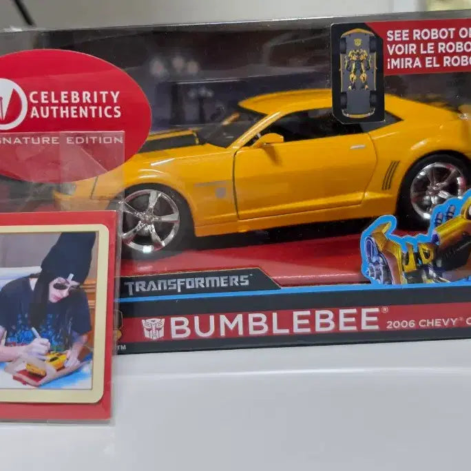 [BUNJANG] Megan Fox Signed Transformers Bumblebee 1:24 Diecast (Celebrity Authentics COA) Unsealed / [국내유일 / 미개봉] 메간 폭스 친필사인 트랜스포머 범블비 1:24 다이캐스트 (Celebrity Authentics 인증 COA 포함)