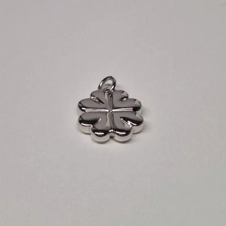 [BUNJANG] Day6 2023 Christmas Concert Clover Necklace Pendant Only / 데이식스 2023 클콘 클로버 목걸이 판매 (줄 없음 / 미사용 펜던트)