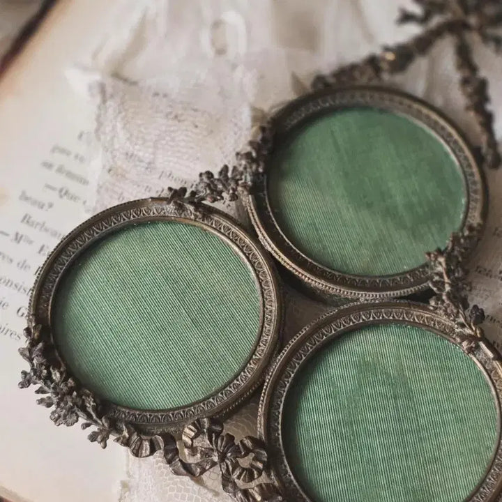 [BUNJANG] French Antique Bronze Triple Photo Frame with Floral Garland and Ribbon Detail / 프랑스 앤틱 브론즈 트리플 포토 프레임