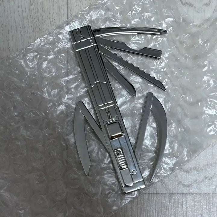 [BUNJANG] Sakamoto Days Nagumo Yoichi Metal Multi-Tool Acrylic Diorama / 사카모토데이즈 나구모 요이치 육덕 메탈 멀티툴 아크릴 디오라마