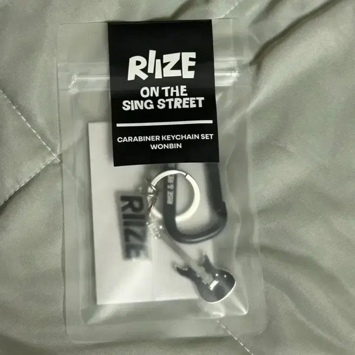 [BUNJANG] RIIZE Wonbin Carabiner Keyring &amp; Photocard Set On The Street Pop-Up / 원가이하) 라이즈 원빈 카라비너 키링 포카 세트 온더싱스트릿 팝업