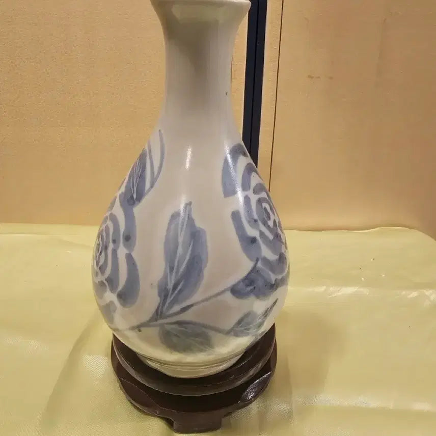[BUNJANG] Blue-and-White Porcelain Flower Decorated Vase / 청화백자 초화문 주병.
