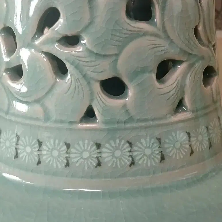 [BUNJANG] Ye Jin Han Ki Woong Celadon Porcelain Vase with Floral Cutout Design / 도자기 꽃문양 투각 화병.예진 한기웅