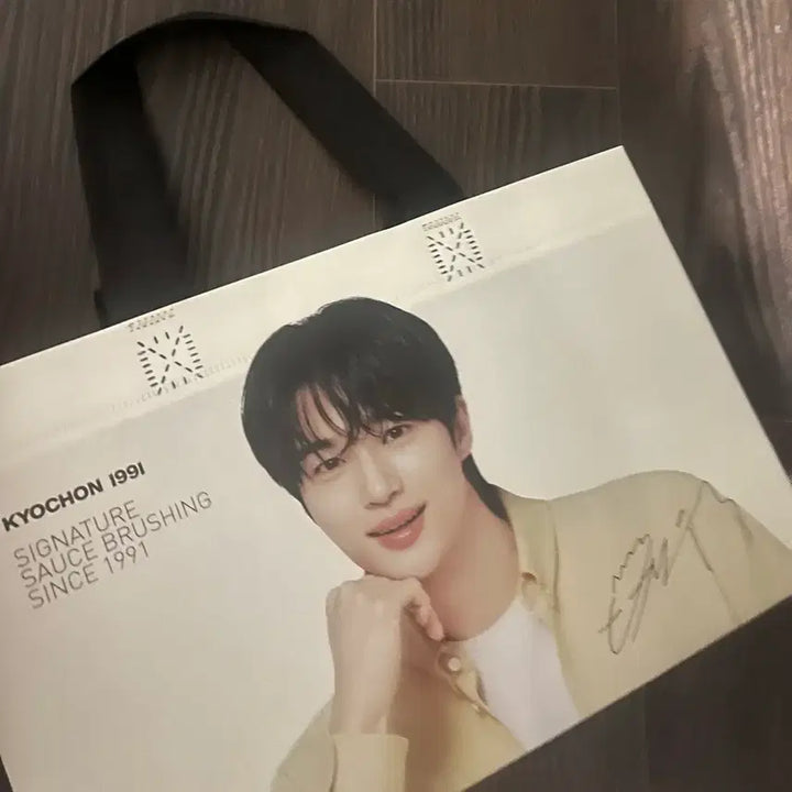 [BUNJANG] Kyochon Chicken x Byun Woo-seok Non-Woven Bag / 교촌치킨 변우석 부직포백