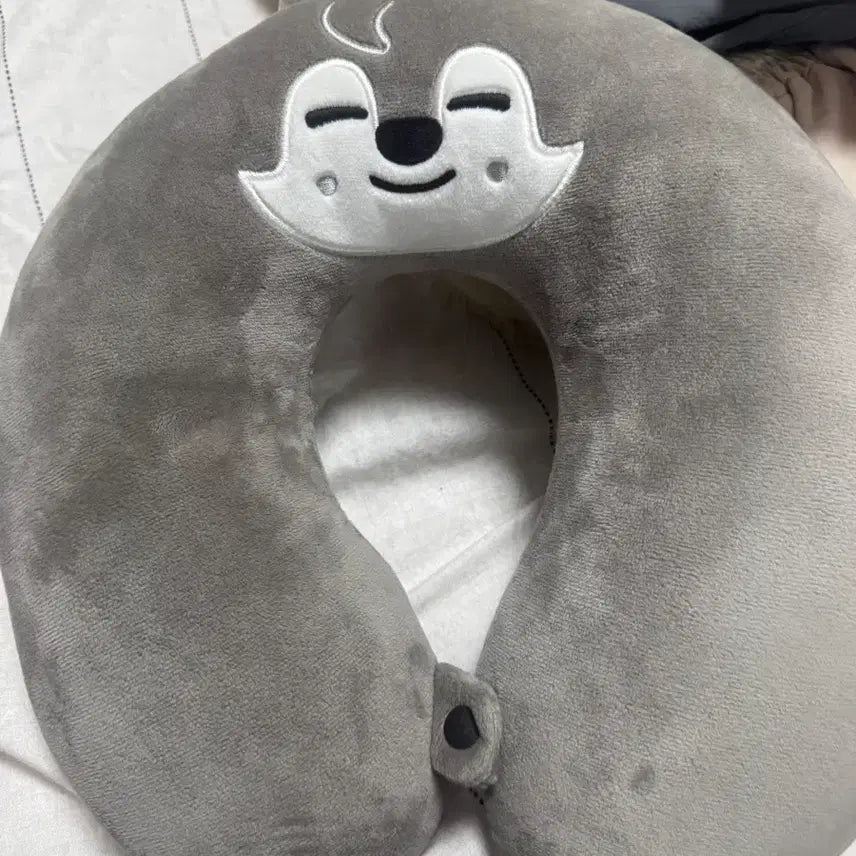 [BUNJANG] SKZOO Wolfchan Neck Pillow / 스키주 울프찬 목베개