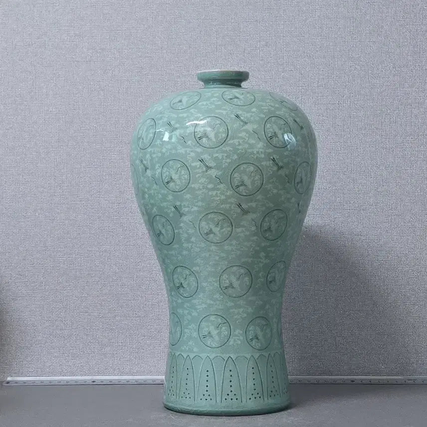 [BUNJANG] Haegang Yu Geun-hyung Inlaid Celadon Vase with Cloud and Crane Motif / 해강 유근형 상감청자 운학문 매병