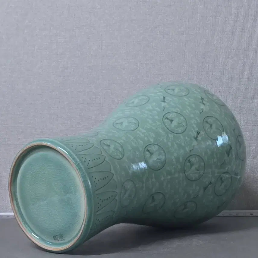[BUNJANG] Haegang Yu Geun-hyung Inlaid Celadon Vase with Cloud and Crane Motif / 해강 유근형 상감청자 운학문 매병