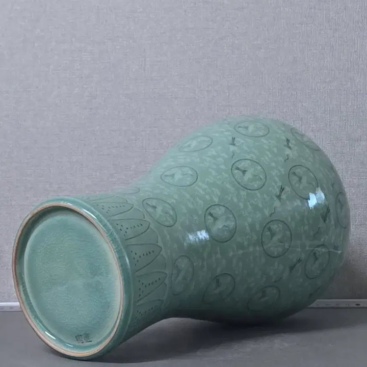 [BUNJANG] Haegang Yu Geun-hyung Inlaid Celadon Vase with Cloud and Crane Motif / 해강 유근형 상감청자 운학문 매병