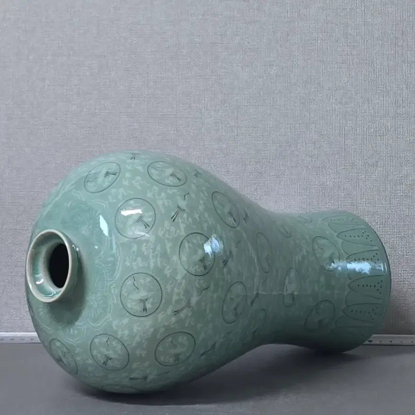 [BUNJANG] Haegang Yu Geun-hyung Inlaid Celadon Vase with Cloud and Crane Motif / 해강 유근형 상감청자 운학문 매병