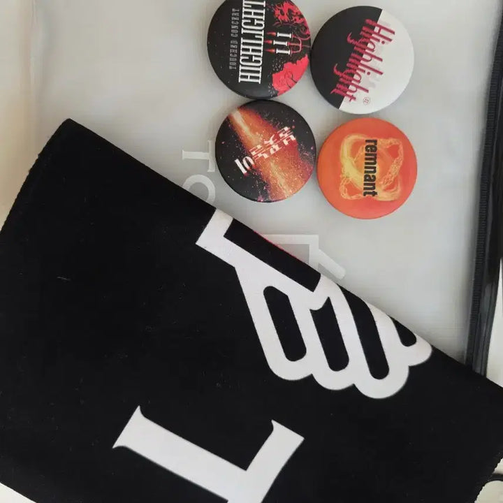 [BUNJANG] Touched Highlight 2 Scarf Badge Bundle Set / 터치드 하이라이트 2 스카프 슬로건 콘서트 뱃지 일괄 양도