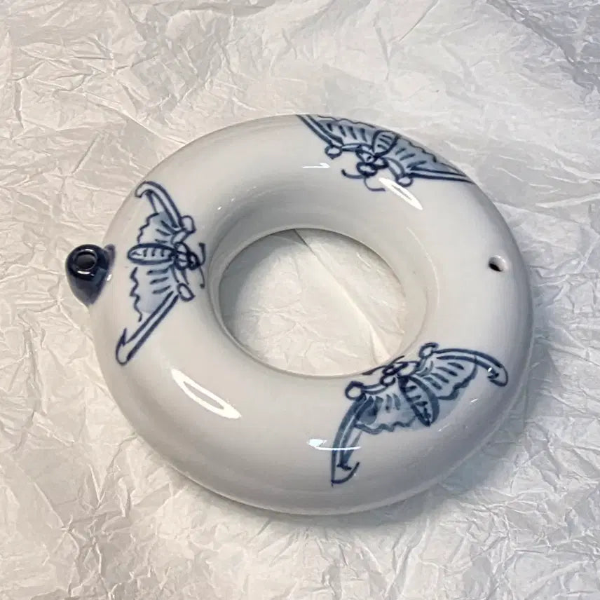 [BUNJANG] Haerim Studio White Porcelain Blue-and-White Bat Motif Ring-shaped Inkstone Water Dropper / 백자청화박쥐문환형연적